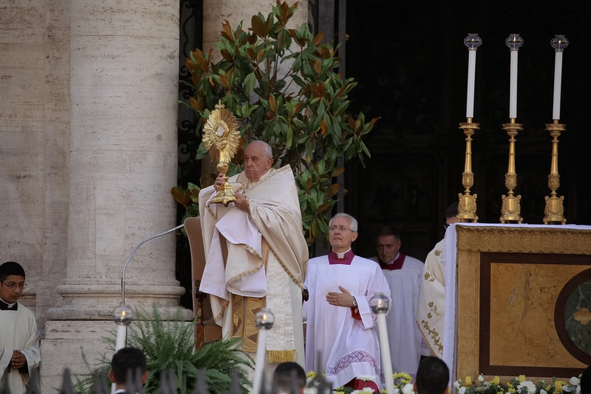 This year Pope Francis did not walk in the Eucharistic procession, but joined at the end for adoration of the Blessed Sacrament and to offer the Eucharistic blessing.?w=200&h=150