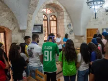 A group of young people from the Apostolic Movement of Jish, led by Father Sandy Habib, during prayer before the meal on July 12, 2024, at the Maronite convent in Jerusalem. The aim is “bringing ourselves closer to Jesus,” Habib explained to CNA. “We try to achieve this through spiritual activities, social activities like trips, and by announcing Jesus Christ.”