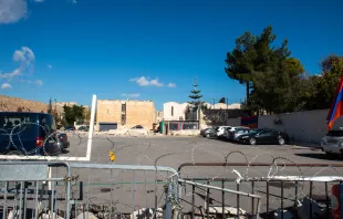 An improvised barricade covered with barbed wire. In the background, the tent of activists from the “Save the Armenian Quarter” (ArQ) association who are guarding the “Cow’s Garden” parking lot. Credit: Marinella Bandini