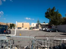 An improvised barricade covered with barbed wire. In the background, the tent of activists from the “Save the Armenian Quarter” (ArQ) association who are guarding the “Cow’s Garden” parking lot.