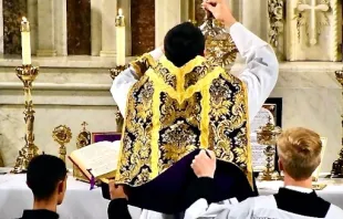 Elevation of the chalice at a Traditional Latin Mass. Credit: Wikimedia JoeJ10/CC BY-SA 4.0