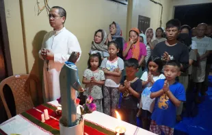 Father Caleb Laldawngsanga leads refugees from violence-torn Manipur in the praying of a rosary. Credit: Anto Akkara