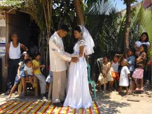 Filipino newlyweds dance in the street during a reception in Baleno town, Masbate island province in the central Philippines, April 15, 2007.