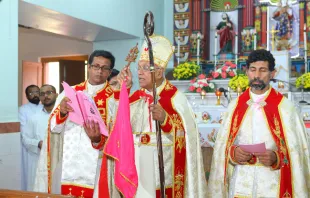 A liturgy at St. Mary’s Syro-Malabar Major Archiepiscopal Church, Arakuzha, India. Achayan via Wikimedia (CC BY-SA 4.0).