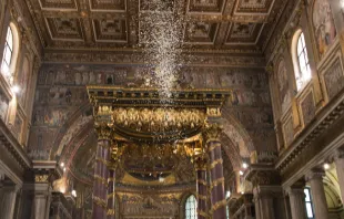 Rose petals fall in St. Mary Major Basilica Aug. 5, 2017 to commemorate the "miracle of the snow." Daniel Ibanez/CNA.