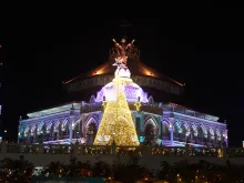 More than 4,000 faithful attended the celebration of the Christmas Mass at the St. George Parish in the suburb of Edappally, India.