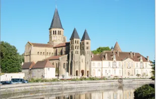 Roman Basilica of the Sacred Heart of Paray-le-Monial and cloister. View from the Bourbince River, 2023. Credit: Sanctuaire du Sacré-Cœur/www.sacrecoeur-paray.org